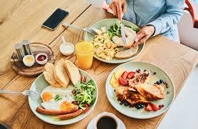 أطعمة إفطار شائعة تحمي الدماغ من الخرف المبكر