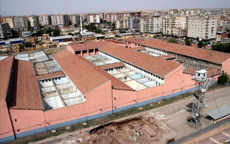 Di girtîgehên Tirkiyeyê de cih nema: Zêdeyî 420 hezar kesî girtî ne