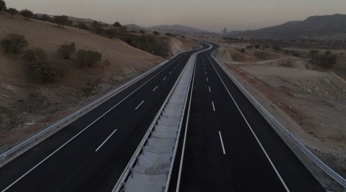 بتوجيه من رئيس الحكومة.. مشروع طريق گومەسپان – سماقولي الاستراتيجي يكتمل ويُفتتح قريباً أمام المواطنين