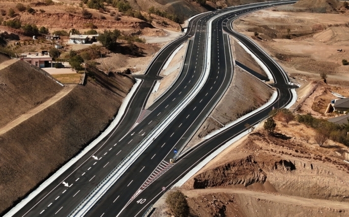 الكابينة التاسعة تحقق طفرة عمرانية كبرى في البنى التحتية: تنفيذ 1119 مشروع طرق بقيمة تفوق 4 تريليونات دينار