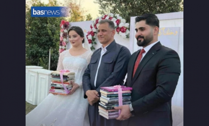 Di daweta keça xwe de pirtûk wek diyarî pêşkeşî keça xwe ya bûk kir