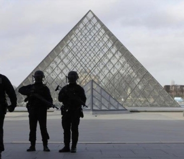 دزیی چەکداری لە مۆزەخانەی لۆڤەر لە پاریس