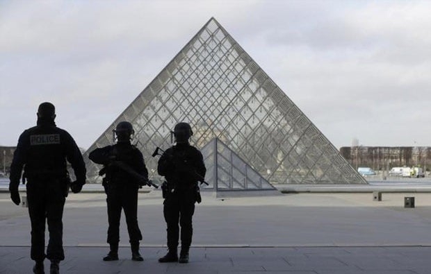 دزیی چەکداری لە مۆزەخانەی لۆڤەر لە پاریس