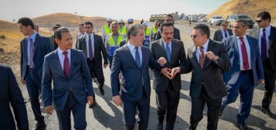 مواصلةً لجولاته الميدانية.. رئيس الحكومة يتفقد سير العمل في مشروع طريق كسنزان- كومسبان المزدوج