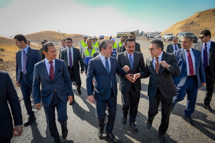 مواصلةً لجولاته الميدانية.. رئيس الحكومة يتفقد سير العمل في مشروع طريق كسنزان- كومسبان المزدوج