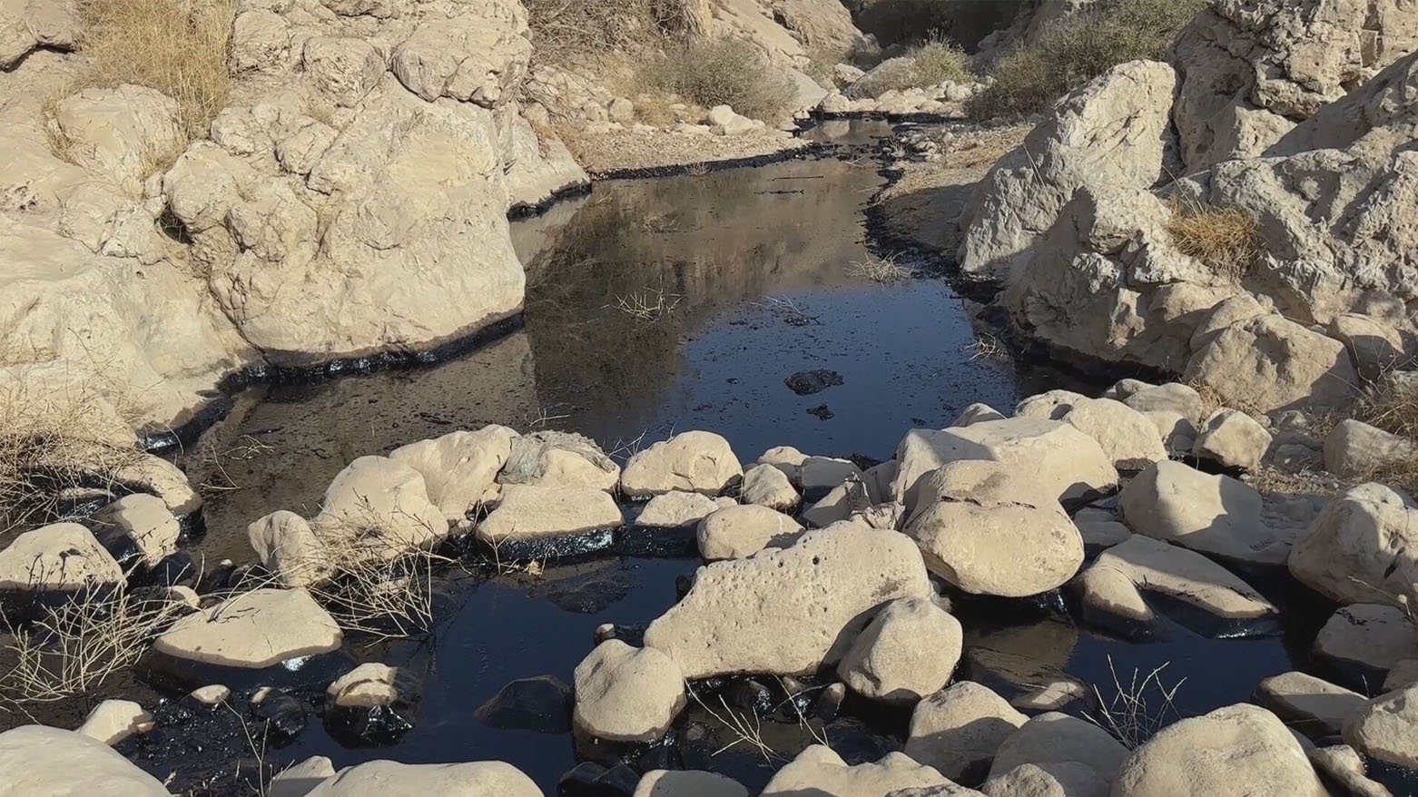 مخلفات نفطية وحمض بطاريات تهدد مصادر مياه الشرب في دوكان