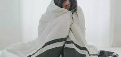 هل تشعر بالبرد طوال الوقت؟ نقص 5 فيتامينات قد يكون السبب