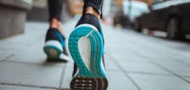 المشي للخلف... مفتاح طول العمر والتعافي من الآلام