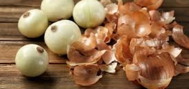 لماذا يُنصح بإضافة قشور البصل إلى نظامك الغذائي وعدم التخلص منها؟