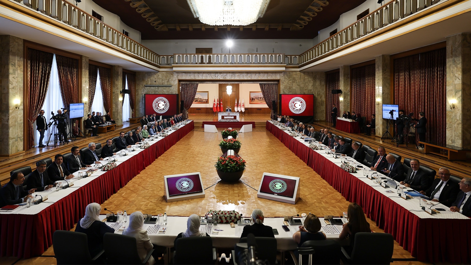 Komîsyona Aştiyê ligel Wezîrên Dad û Derve dicive