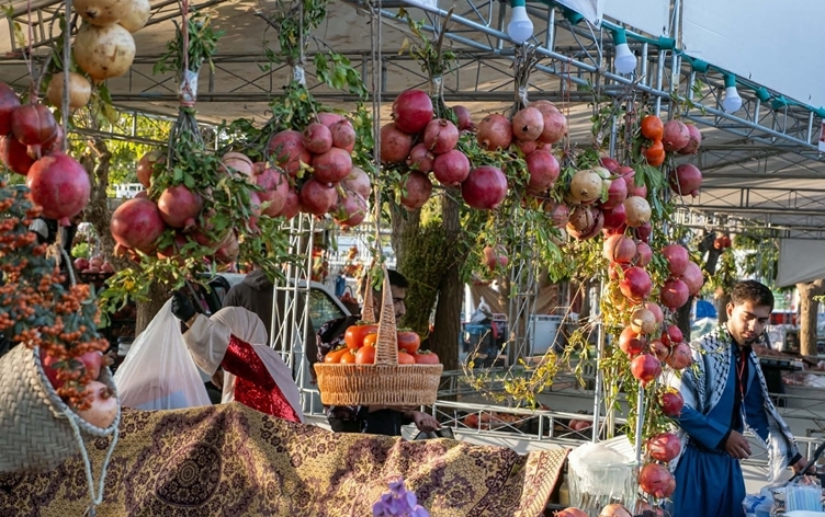 Festîvalê dest pê kir: Helebce mêvanan bi hinarên xwe pêşwazî dike