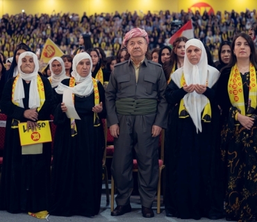 سەرۆك بارزانی لەگەڵ ژمارەیەکی زۆری (دایك و خانەوادەی شەهید و پێشمەرگە و ئافرەتە تێكۆشەرەكانی پارێزگای دهۆك) كۆبوەوە