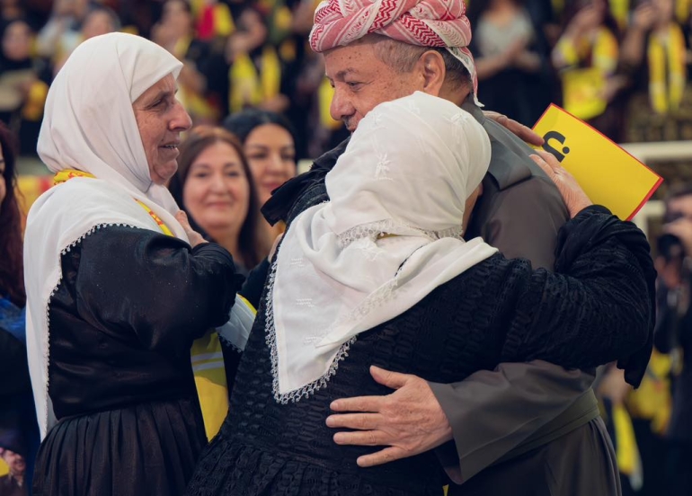 سەرۆك بارزانی لەگەڵ ژمارەیەکی زۆری (دایك و خانەوادەی شەهید و پێشمەرگە و ئافرەتە تێكۆشەرەكانی پارێزگای دهۆك) كۆبوەوە