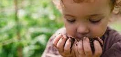 طفل يأكل الرمل والخشب والكرتون... ماذا نعرف عن اضطراب «بيكا»؟