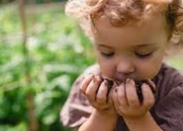 طفل يأكل الرمل والخشب والكرتون... ماذا نعرف عن اضطراب «بيكا»؟