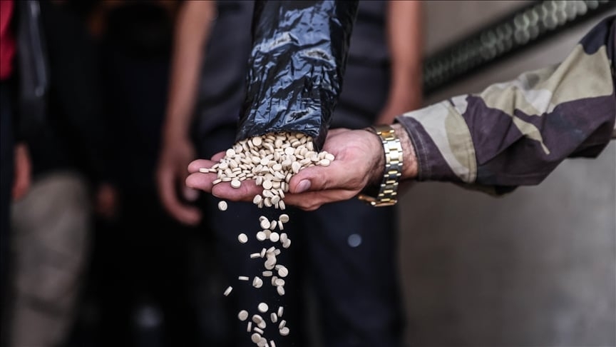 323 پاکەت حەشیش و 35 هەزار حەبی کاپتاگۆن لەناو گۆڕێکدا دۆزرایەوە