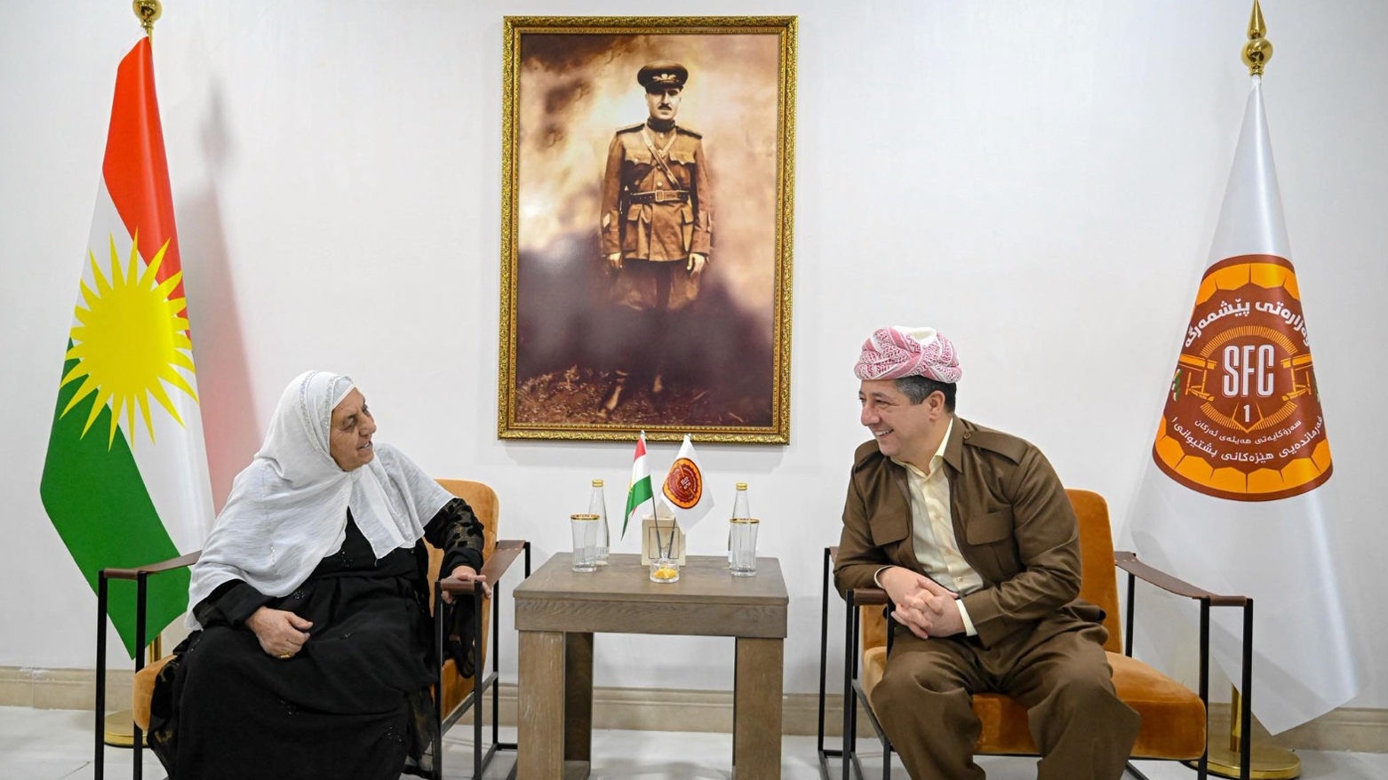 قصة مؤثرة وراء صورة رئيس الوزراء مع والدة شهيدين