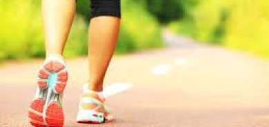 المشي لفترة أطول مرة واحدة يومياً أفضل من عدة مرات لفترات قصيرة