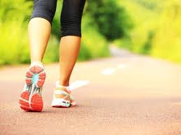 المشي لفترة أطول مرة واحدة يومياً أفضل من عدة مرات لفترات قصيرة