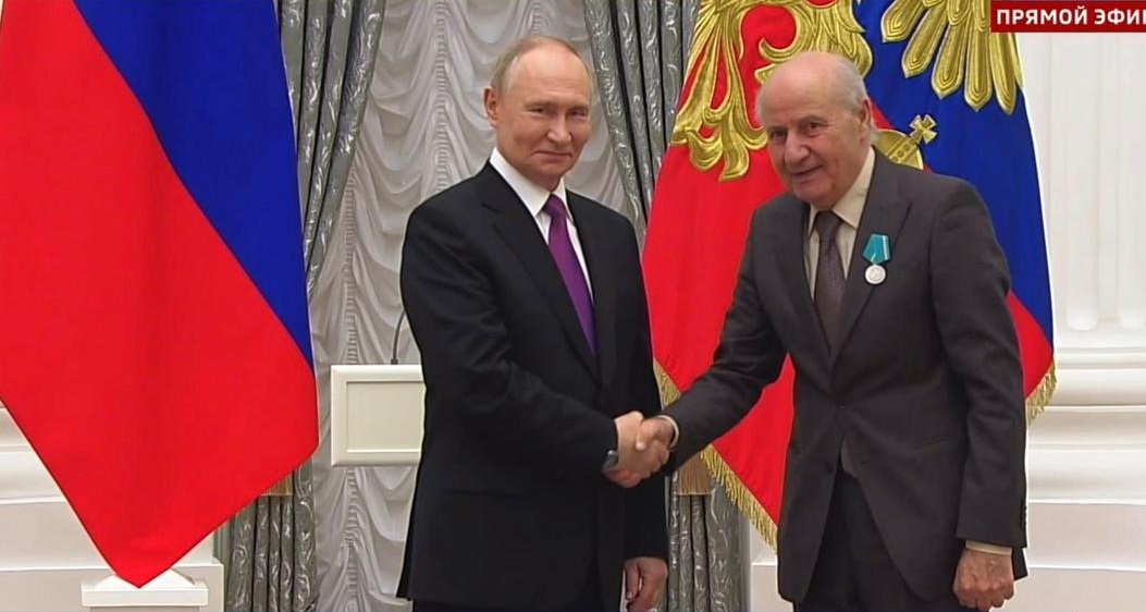 الرئيس الروسي يقلّد العالم الكوردي د.رشاد ميران ميدالية بوشكين