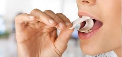 مضغ العلكة... هل يؤثر سلباً أم إيجاباً على صحتك؟