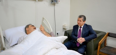 مسرور بارزاني يزور هيوا أحمد مصطفى في المستشفى للاطمئنان على صحته