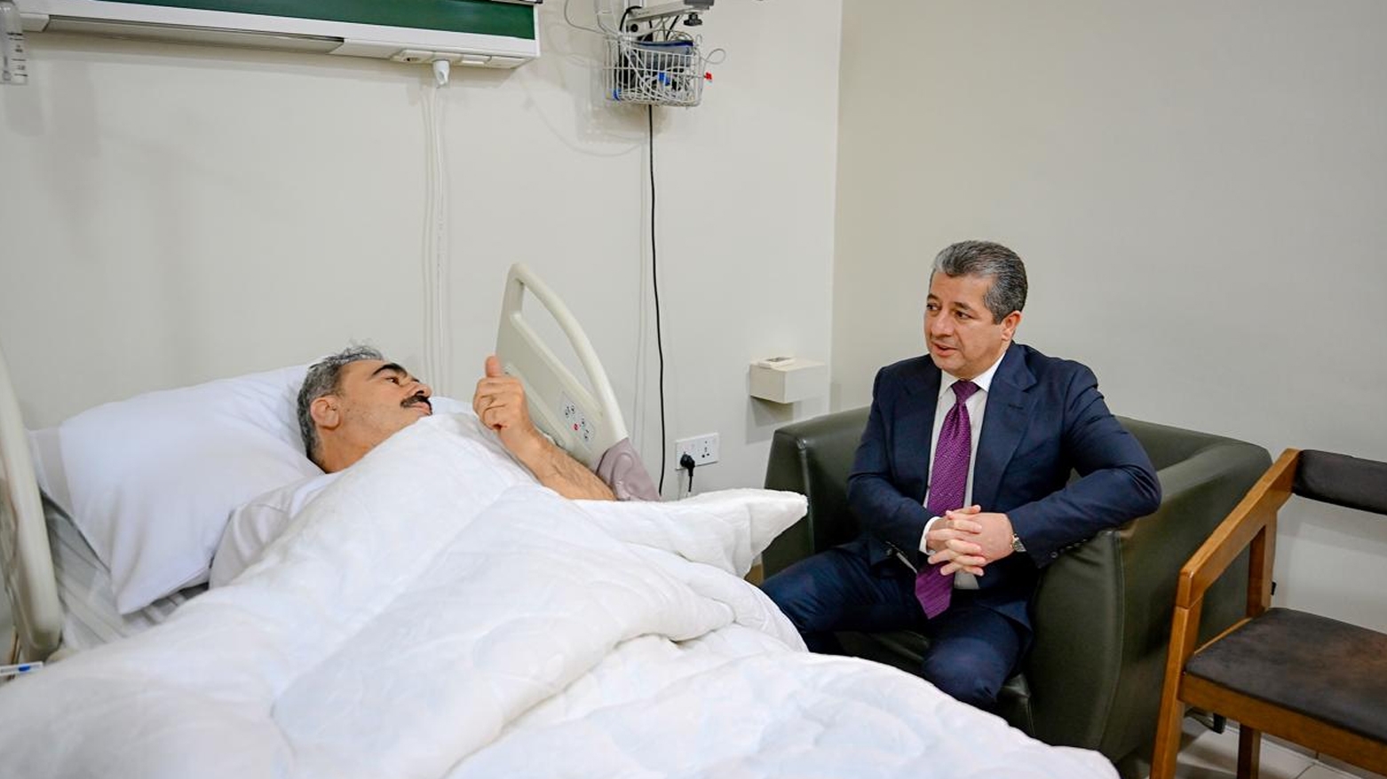 مسرور بارزاني يزور هيوا أحمد مصطفى في المستشفى للاطمئنان على صحته