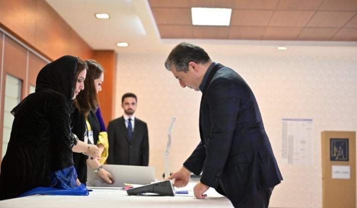 رئيس الحكومة مسرور بارزاني يُدلي بصوته في الانتخابات البرلمانية