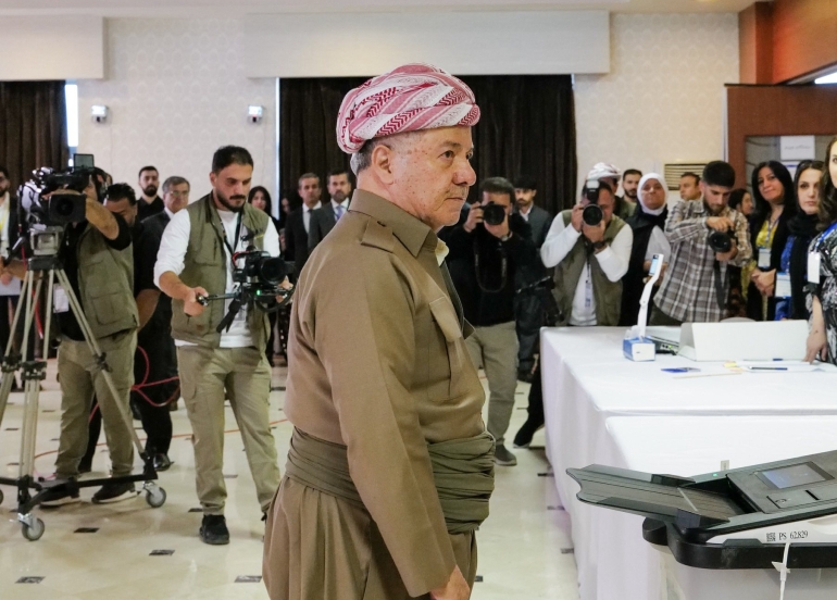 سەرۆک مەسعود بارزانی لە بنکەیەکی دەنگدان لە پیرمام، بەشداری پرۆسەی هەڵبژاردنی خولی شەشەمی ئەنجوومەنی نوێنەرانی عێراقی کرد و دەنگی خۆی دا.