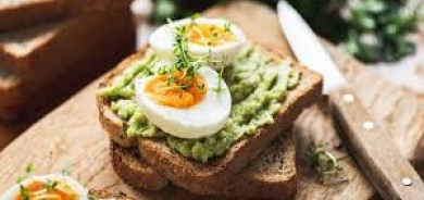 ماذا يحدث لجسمك عند تناول الأفوكادو مع البيض يومياً؟