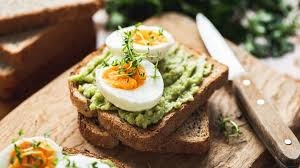 ماذا يحدث لجسمك عند تناول الأفوكادو مع البيض يومياً؟