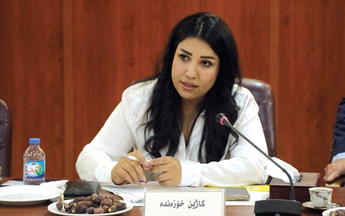 كاژین خۆزەندە  یاریزانی تۆپی دەستی هەڵبژاردەی عێراق:     لەسەر ئاستی هەرێمی كوردستان و عێراق لە دانانی ئەندامانی یەكیتییە وەرزشییەكان دەستتێوەردانی حزبی دەكرێت