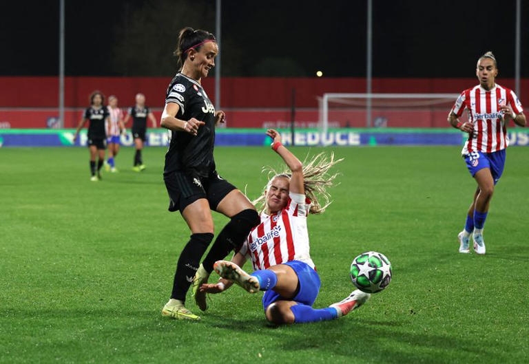 اصطدام خلال لقاء يوفنتوس يتسبب في إصابة ميدينا لاعبة أتليتيكو في الرأس