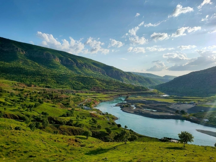 بكلفة 850 مليون دينار.. مشاريع خاصة بالطرق والسياحة قيد التنفيذ في منطقتين بإدارة سوران