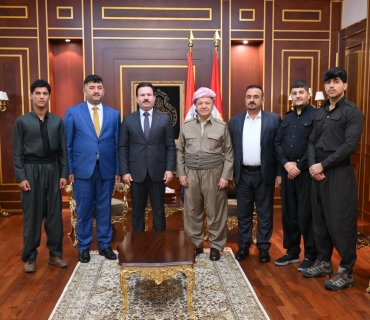 سەرۆک بارزانی لە پێشوازیی چەند گەنجێکی دوزخورماتو جەختی لەوە کردەوە، هیچ كەس و لایەنێك بۆی نییە لەژێر هیچ بیانوویەك سووكایەتی بە ئاڵای كوردستان بكات یان ڕێگری لە هەڵكردنی بكات.