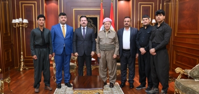 سەرۆک بارزانی لە پێشوازیی چەند گەنجێکی دوزخورماتو جەختی لەوە کردەوە، هیچ كەس و لایەنێك بۆی نییە لەژێر هیچ بیانوویەك سووكایەتی بە ئاڵای كوردستان بكات یان ڕێگری لە هەڵكردنی بكات.