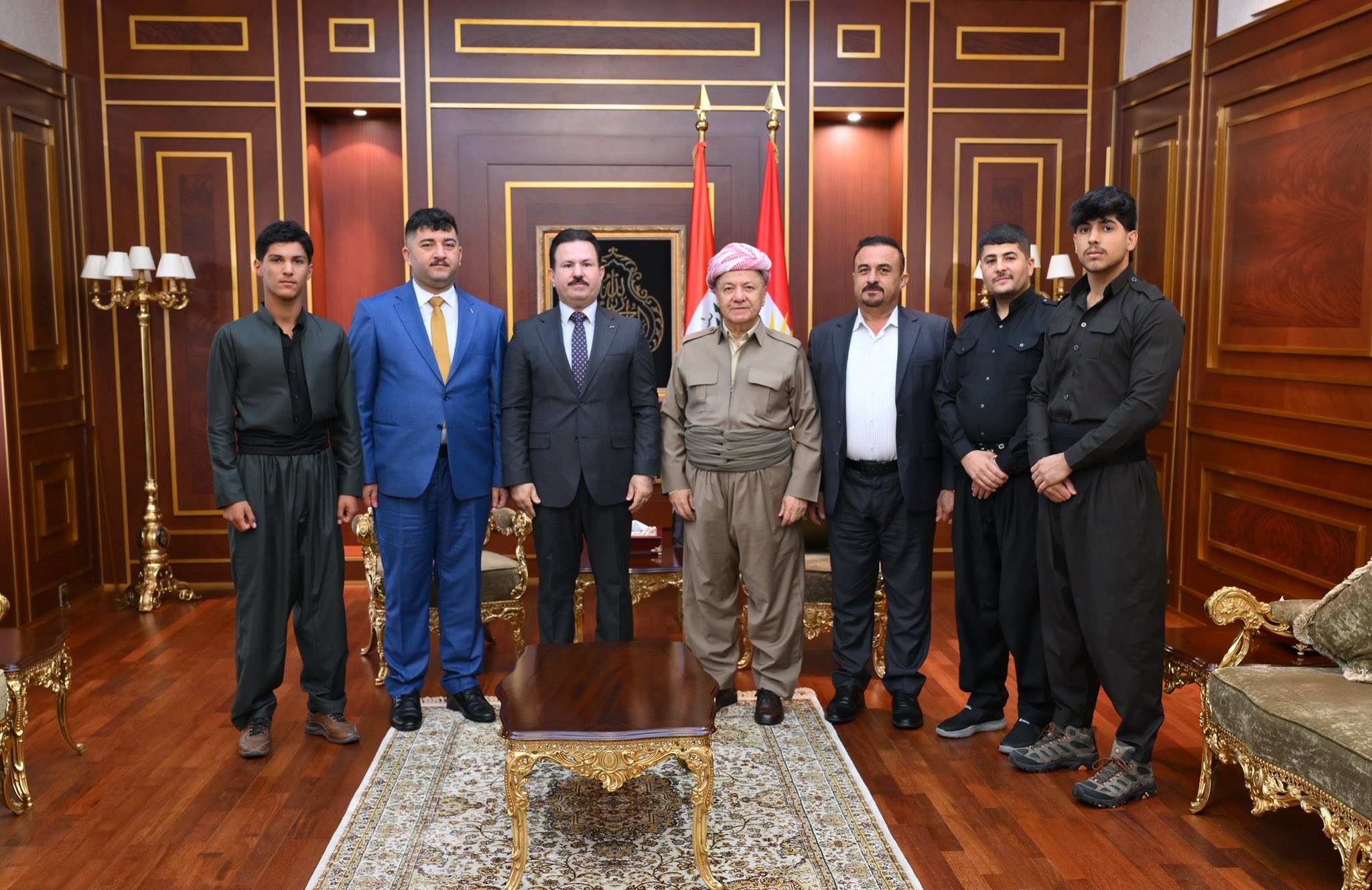 سەرۆک بارزانی لە پێشوازیی چەند گەنجێکی دوزخورماتو جەختی لەوە کردەوە، هیچ كەس و لایەنێك بۆی نییە لەژێر هیچ بیانوویەك سووكایەتی بە ئاڵای كوردستان بكات یان ڕێگری لە هەڵكردنی بكات.