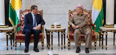 ســـەرۆک مەسعود بارزانی پێشوازی لە مەزڵوم عەبدی، فەرماندەی هێزەکانی سوریای دیموکرات کرد .