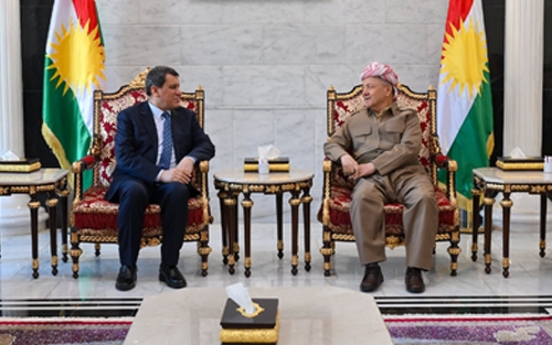 ســـەرۆک مەسعود بارزانی پێشوازی لە مەزڵوم عەبدی، فەرماندەی هێزەکانی سوریای دیموکرات کرد .