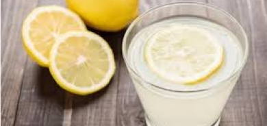 عصير الليمون الطازج مقابل المعبأ... أيهما أغنى بفيتامين «سي»؟