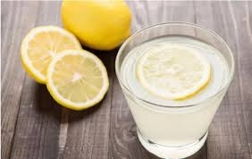 عصير الليمون الطازج مقابل المعبأ... أيهما أغنى بفيتامين «سي»؟