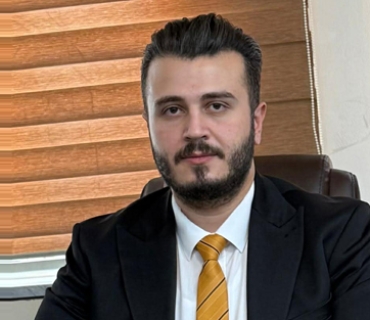 دەستوور لە نێوان دەق و جێبەجێکردندا