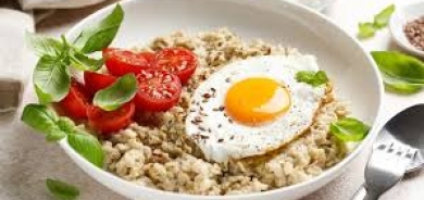 البيض أم الشوفان... أيهما صحي أكثر للإفطار؟