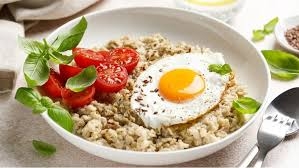 البيض أم الشوفان... أيهما صحي أكثر للإفطار؟