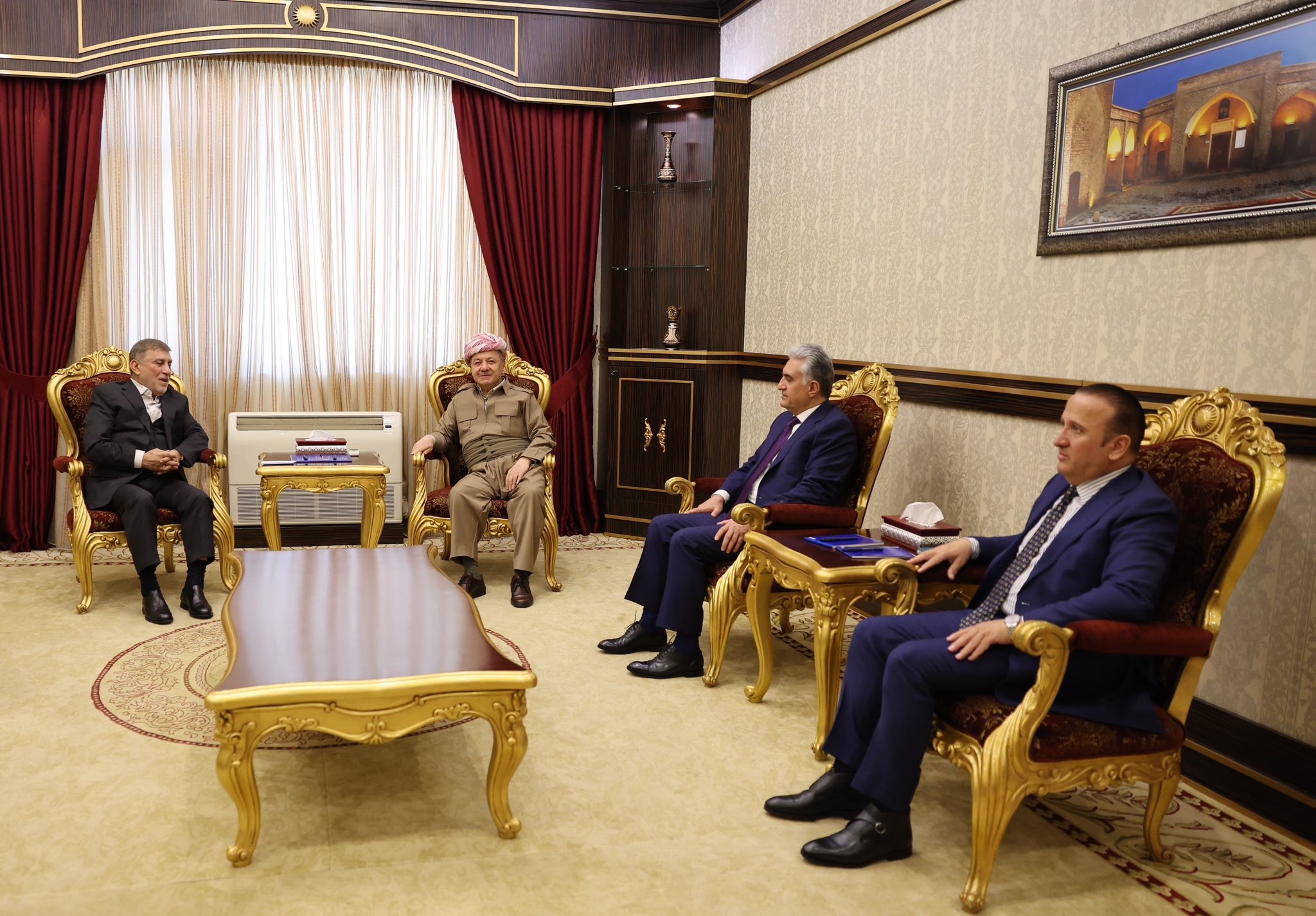 لە پیرمام سەرۆك مەسعود بارزانی پێشوازی لە بەڕێز عزەت شابەندەر کەسایەتیی سیاسیی عێراقی کرد.