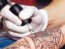 حبر الوشم قد يؤدي للإصابة بسرطان الجلد