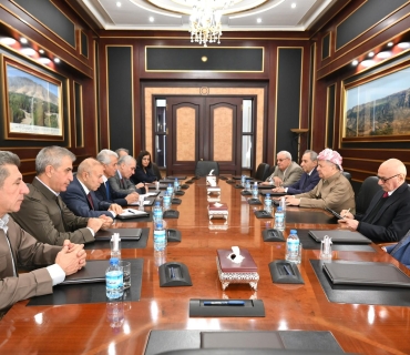 لە پیرمام سەرۆك مەسعود بارزانی لەگەڵ سكرتێر و ئەندامانی مەكتەبی سیاسی پارتی دیموكراتی كوردستان - سوریا كۆبۆوە.