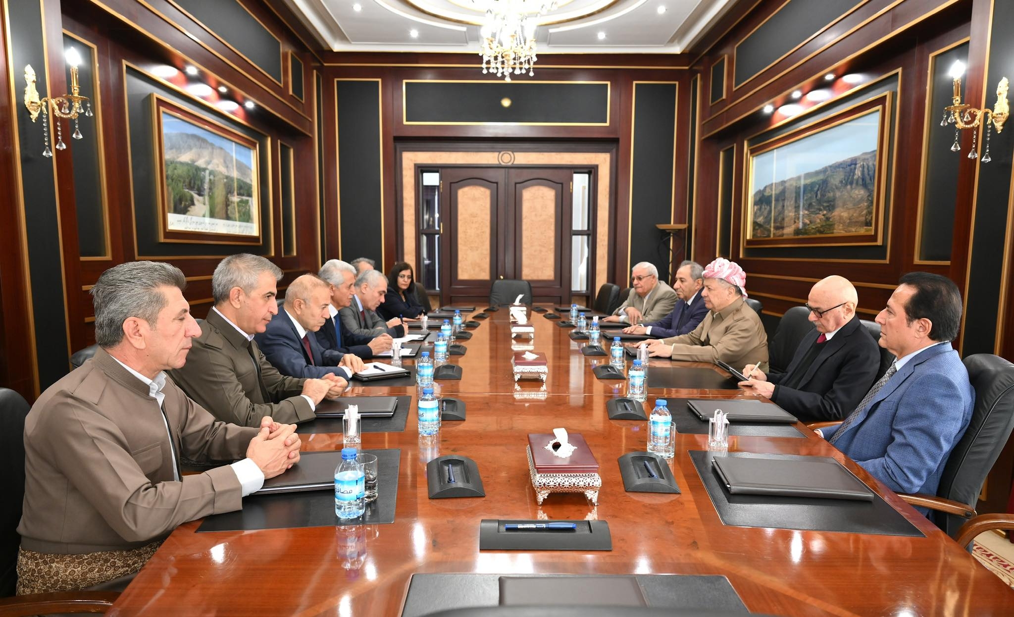 لە پیرمام سەرۆك مەسعود بارزانی لەگەڵ سكرتێر و ئەندامانی مەكتەبی سیاسی پارتی دیموكراتی كوردستان - سوریا كۆبۆوە.