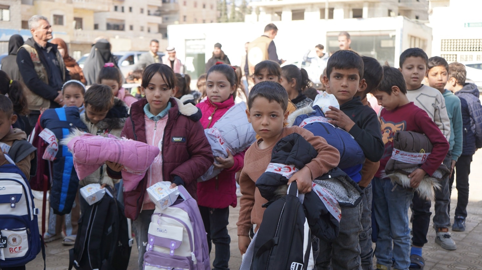 Dezgeha Xêrxwaziya Barzanî li Efrînê alîkariya 200 malbat û 100 zarokên sêwî kir