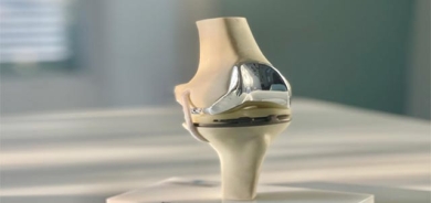 كەی جومگەی دەستكردی ئەژنۆ پێویست دەكات؟